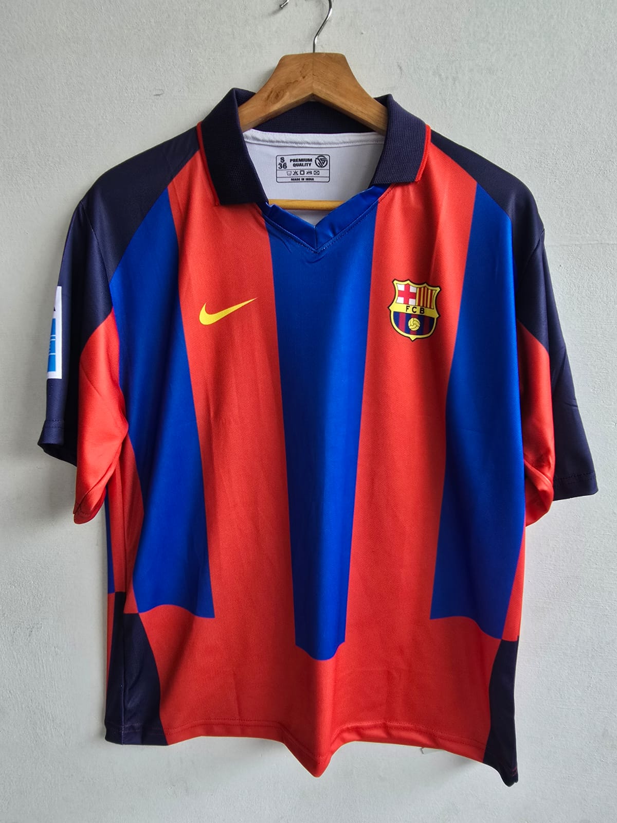 FC Barcelona 2003-04 home (RONALDINHO) - View 1
